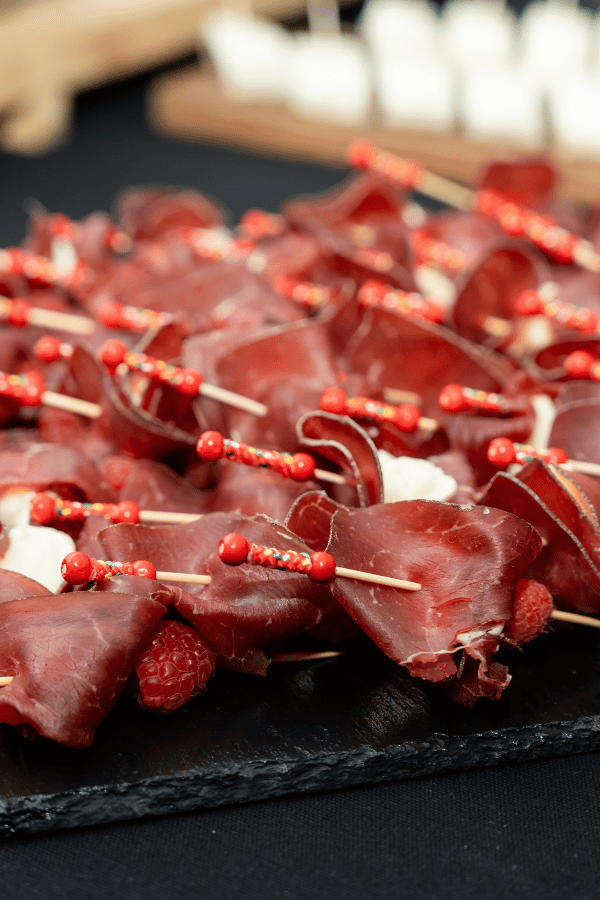 Brochettes framboise, chèvre & viande de grison - L'Ardoise Traiteur