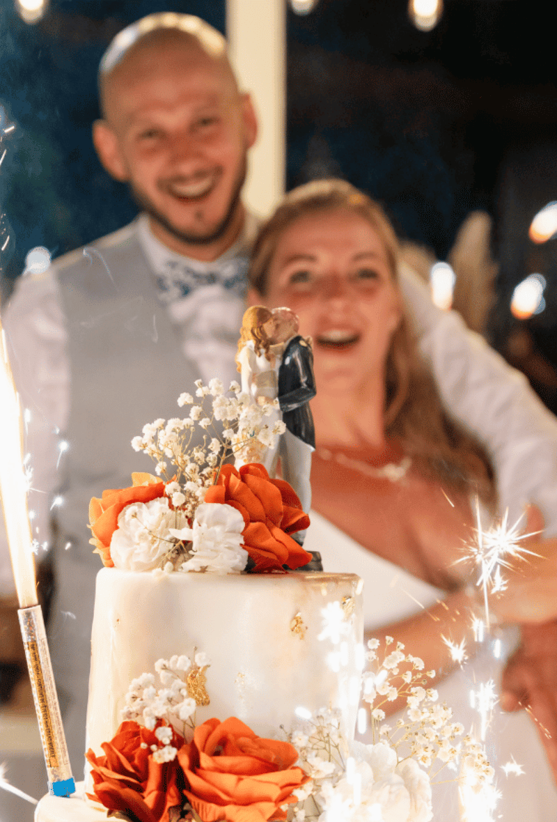 Mariés avec wedding cake - L'Ardoise Traiteur Mariés avec leur wedding cake - L'Ardoise Traiteur