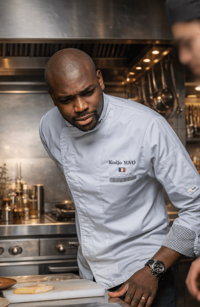 Le Chef Kodjo YOVO en cuisine au Domaine de L'Ardoise.