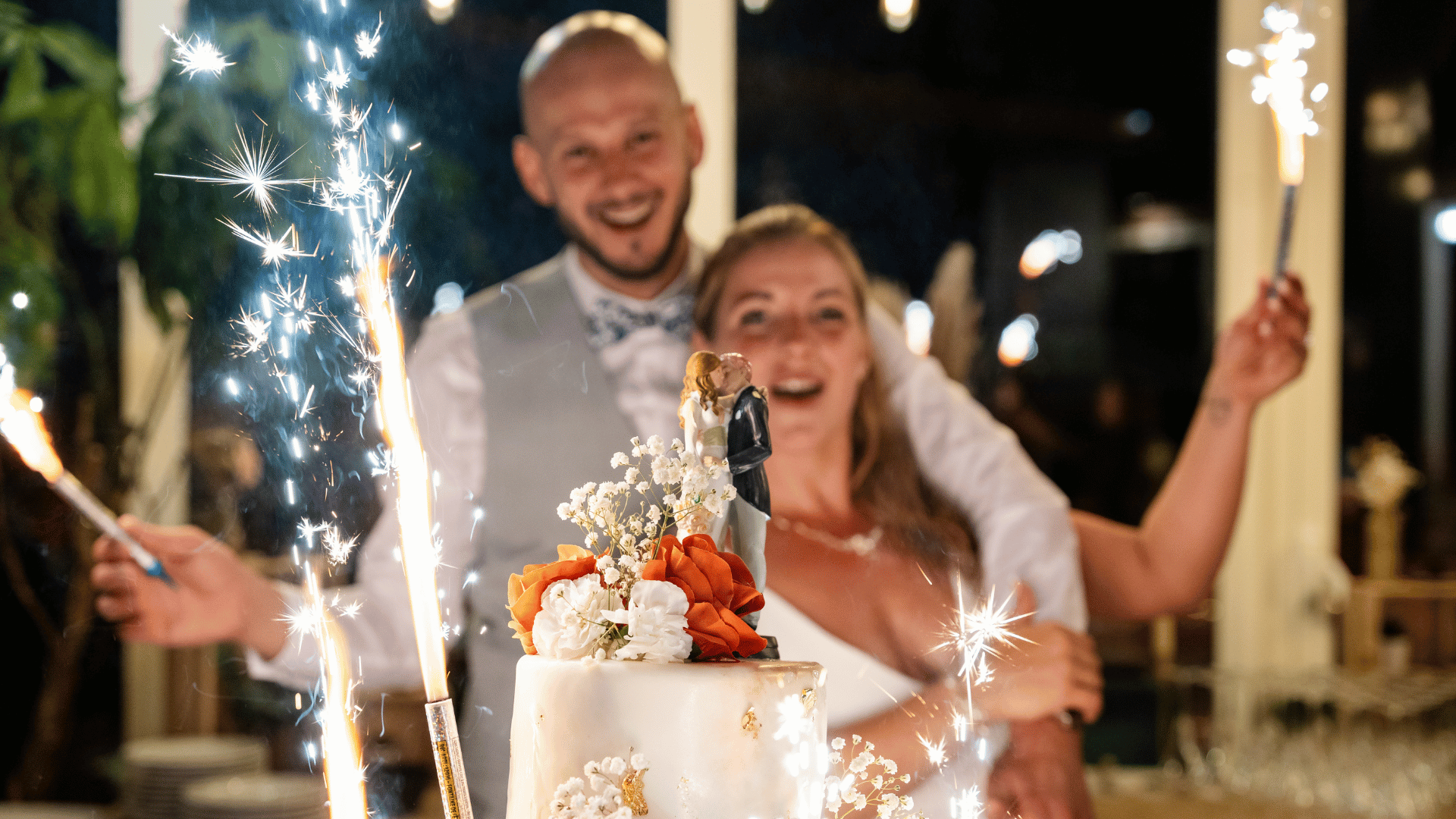 Mariées avec wedding cake & figurine des mariés - L'Ardoise Traiteur.