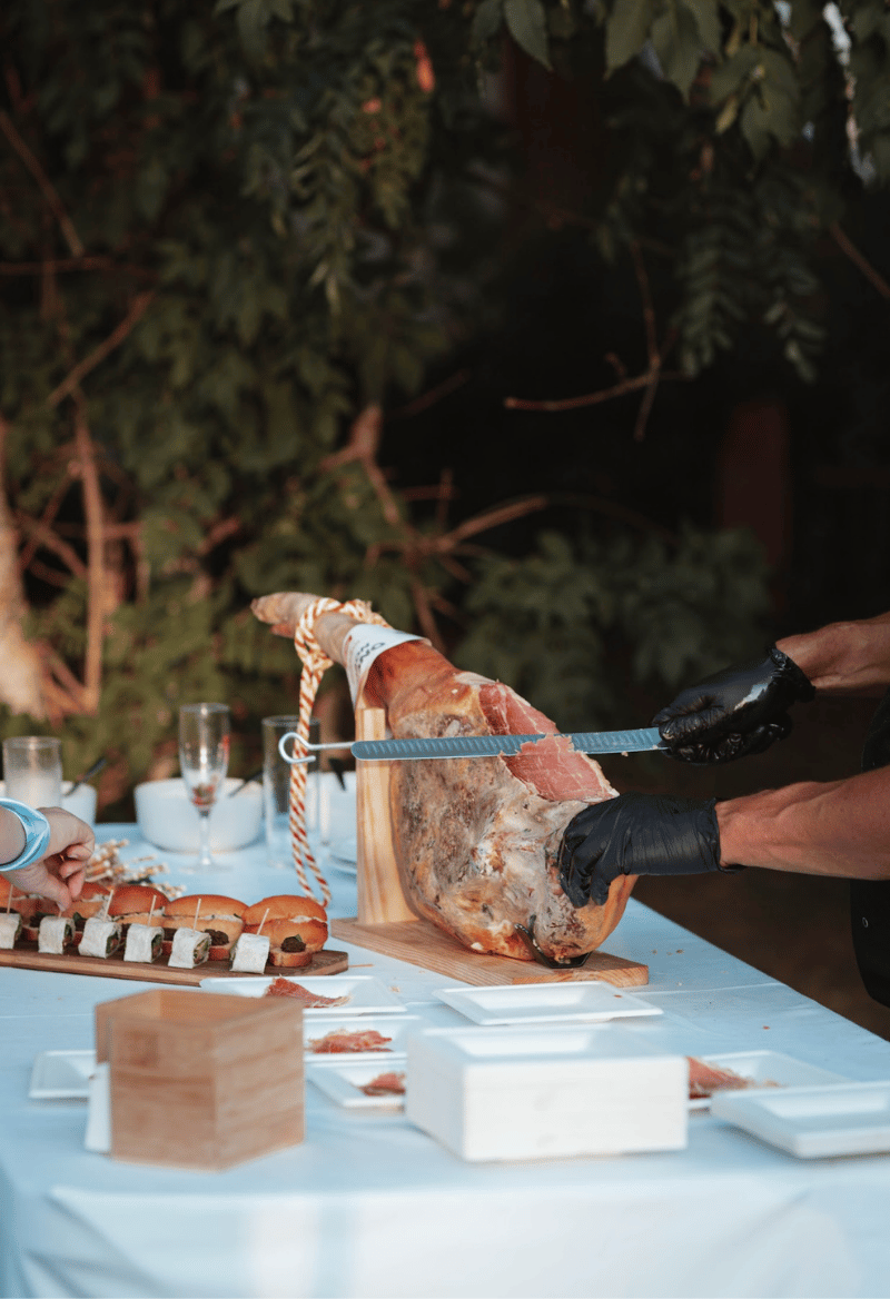 Animation découpe de jambon sur l'os - L'Ardoise Traiteur Animation découpe de jambon sur l'os - L'Ardoise Traiteur