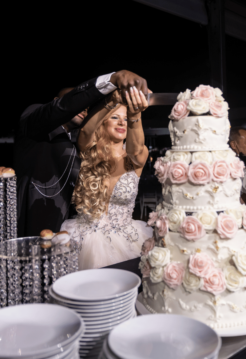 Découpage du Wedding Cake par les mariés - L'Ardoise Traiteur