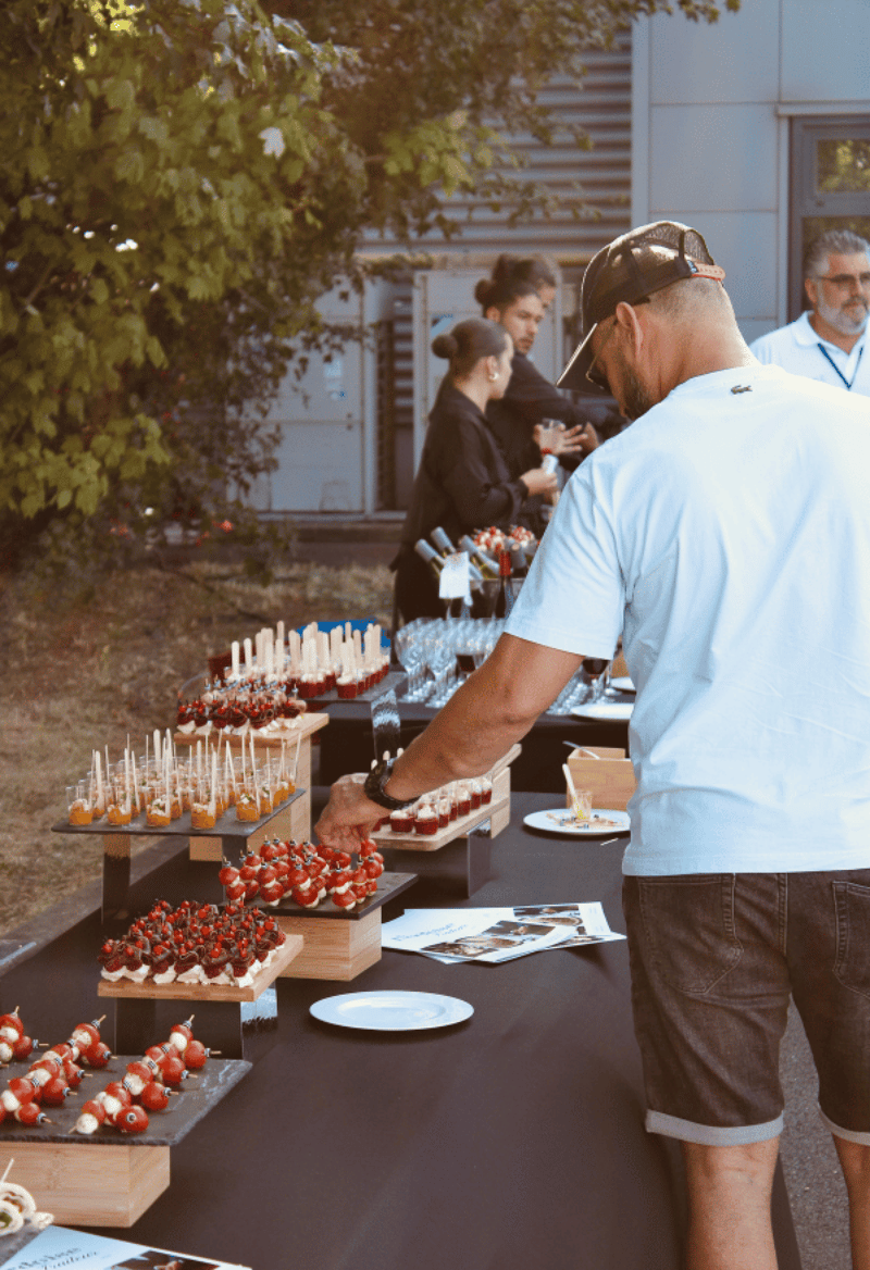 Cocktail déjeunatoire en extérieur.