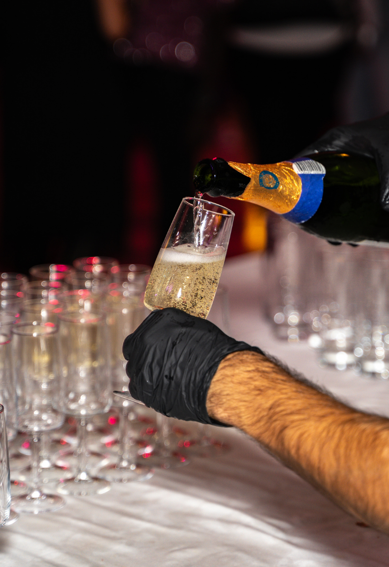 Service du champagne au bar à boissons.