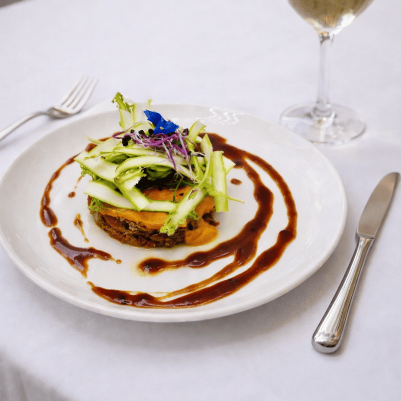 Effiloché de porc, purée de patates douces & jus corsé - L'Ardoise Traiteur & Groupe YOVO