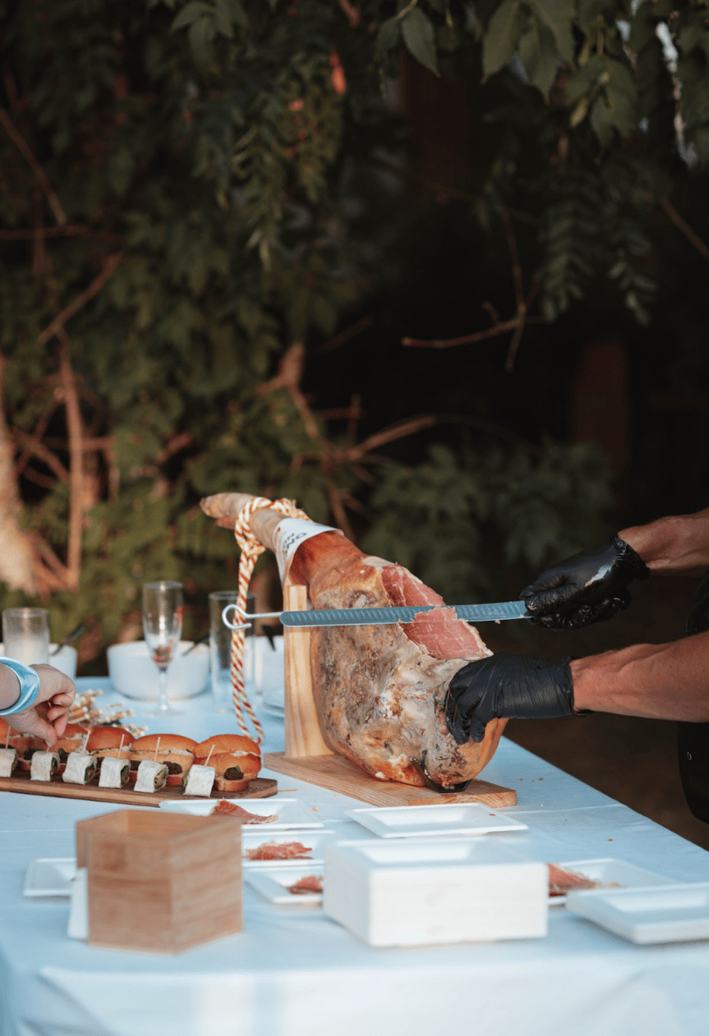 Animation cocktail "Découpe de jambon sur l'os" - L'Ardoise Traiteur.